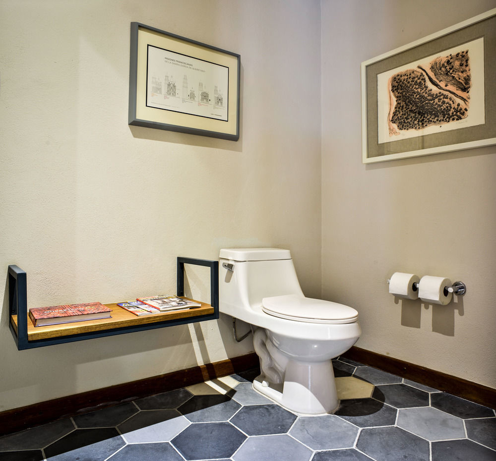Hotel Criol Керетаро Екстер'єр фото A modern flush toilet